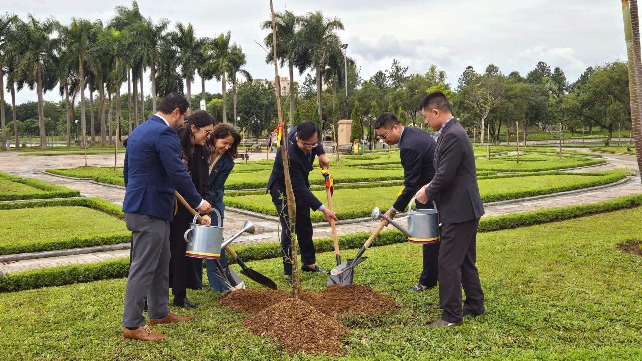 Colombia trao tặng 25 cây me tây cho thành phố Hà Nội