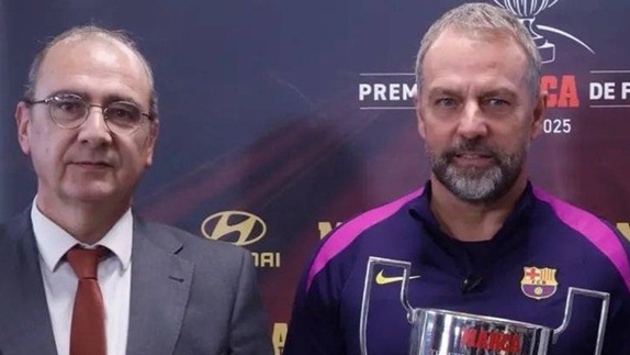 HLV Hansi Flick được vinh danh trước hai trận cầu đinh