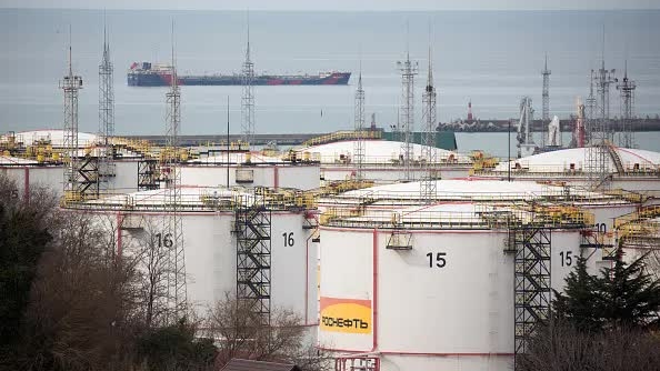 Trước 'giờ G' lệnh trừng phạt khắc nghiệt từ Mỹ, dầu Nga vẫn lênh đênh trên biển, chưa có 'bến đỗ'