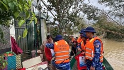 Những bước chân đi về phía nhân dân ảnh hưởng bởi mưa lũ