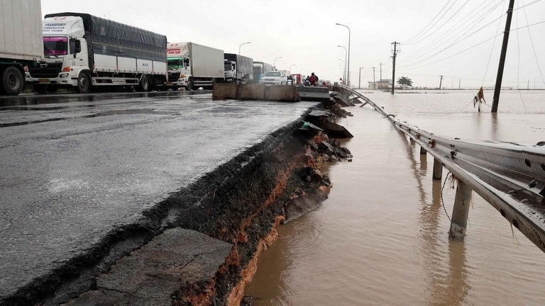 Khôi phục nhanh các tuyến giao thông và đường phục vụ công tác cứu hộ, cứu nạn vùng mưa lũ
