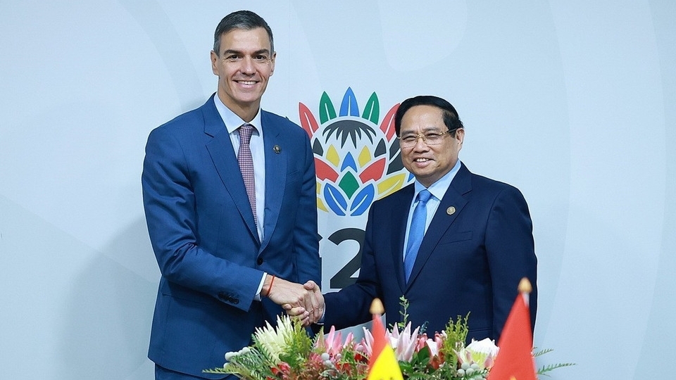 Thủ tướng Phạm Minh Chính gặp Thủ tướng Tây Ban Nha Pedro Sánchez tại Hội nghị thượng đỉnh G20