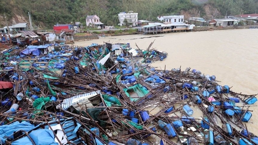 Sân bay Tuy Hoà hoạt động trở lại, các hãng hàng không tích cực vận chuyển hàng hoá cứu trợ đến Trung Bộ