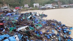 Sân bay Tuy Hoà hoạt động trở lại, các hãng hàng không tích cực vận chuyển hàng hoá cứu trợ đến Trung Bộ