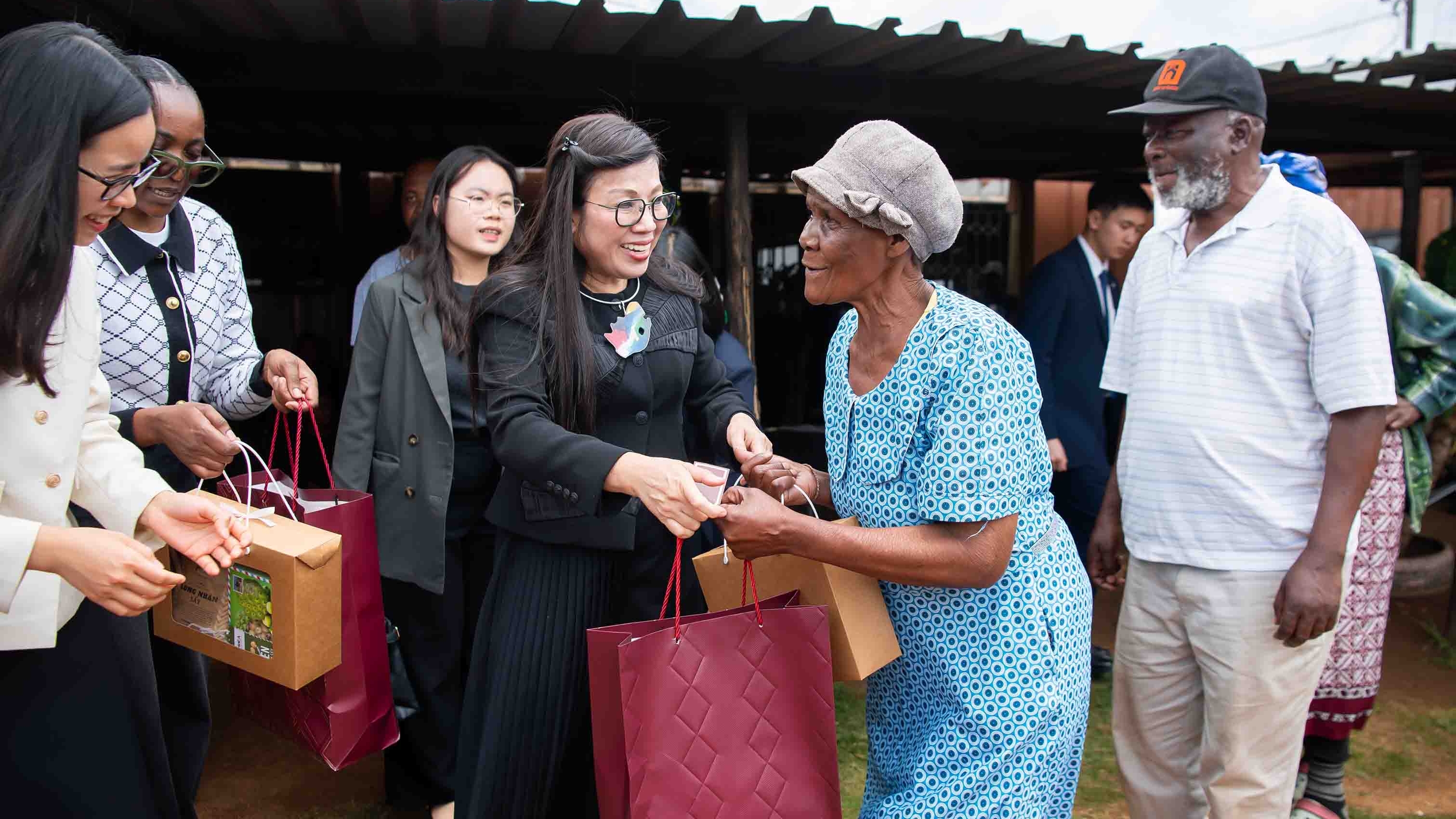 Phu nhân Thủ tướng thăm và tặng quà cho người dân Nam Phi