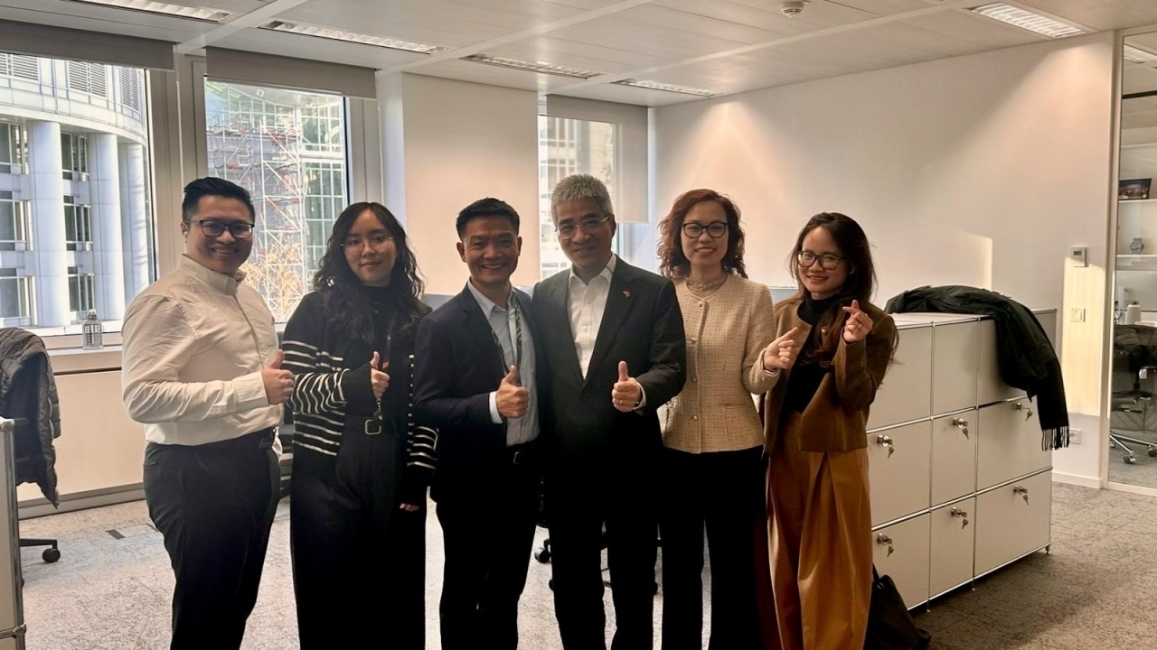 Đại sứ Nguyễn Đắc Thành thăm văn phòng FPT mới khai trương tại Frankfurt, Đức