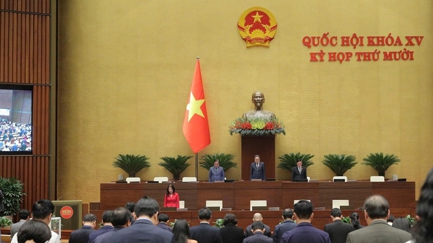 Quốc hội tưởng niệm đồng bào tử vong, quyên góp, ủng hộ vùng thiên tai, bão lũ