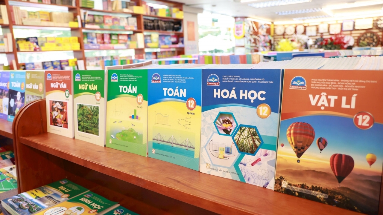 Cấp phát miễn phí toàn bộ sách giáo khoa cho học sinh vùng mưa lũ