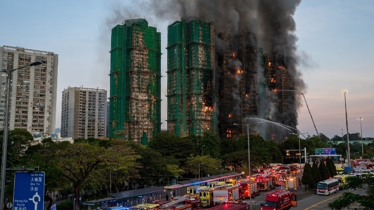 Hỏa hoạn lớn ở Hong Kong (Trung Quốc): Số người tử vong tăng cao, hơn 270 người đang mất tích, bắt giữ 3 nghi phạm