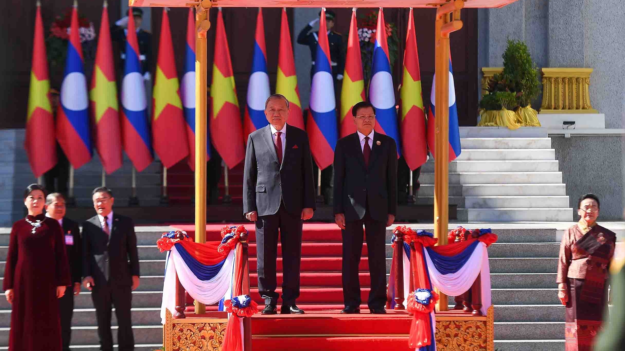 Điện mừng nhân dịp kỷ niệm lần thứ 50 Quốc khánh Lào