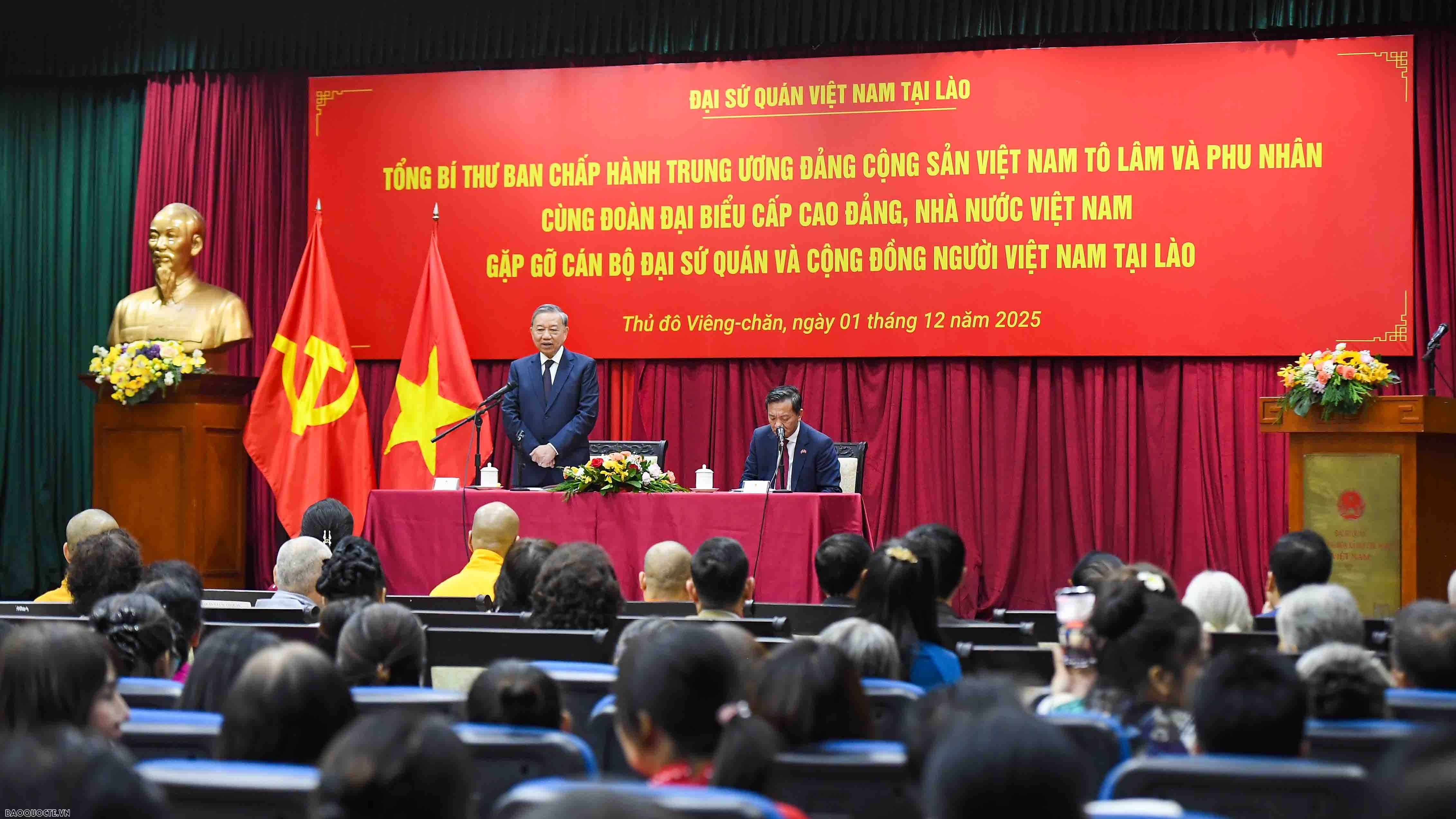 Tổng Bí thư Tô Lâm gặp gỡ cán bộ Đại sứ quán và cộng đồng người Việt Nam tại Lào