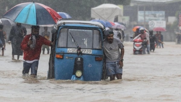 Mưa lớn dồn dập, Sri Lanka cảnh báo lở đất sau bão Ditwah