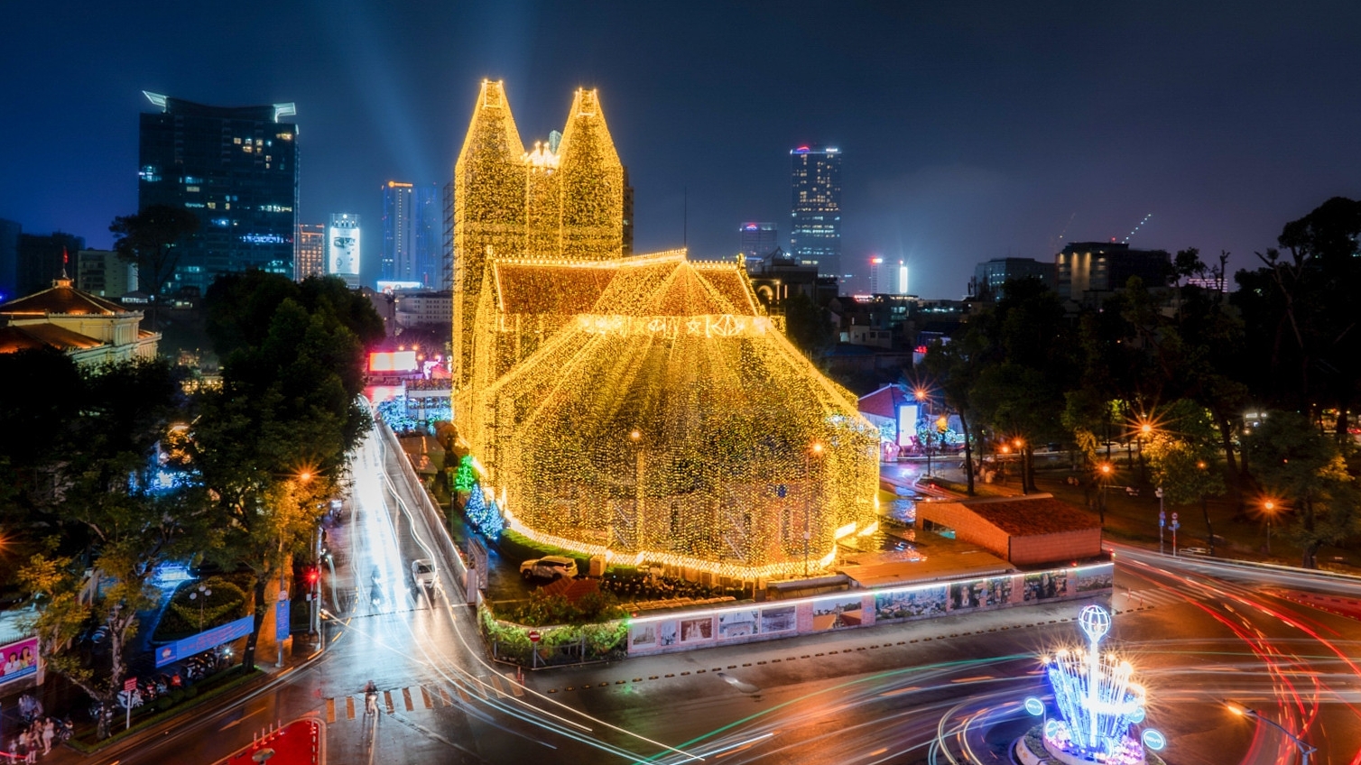 Nhà thờ Đức Bà rực rỡ đón Giáng sinh, thu hút du khách check-in