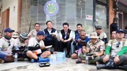 Thủ tướng Thái Lan ngồi vỉa hè ăn cơm hộp, lắng nghe người dân Hat Yai sau lũ