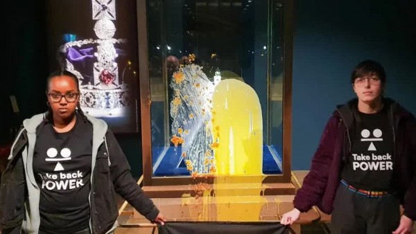 Anh bắt 4 người ném thức ăn vào tủ trưng bày vương miện tại Tháp London