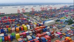 Bất chấp thuế quan Mỹ, xuất khẩu của Trung Quốc vẫn 'lội ngược dòng' ngoạn mục