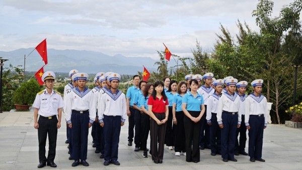 Kiều bào tại Ba Lan trao tặng Vườn rau xanh cho đảo Trường Sa Lớn