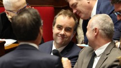 Thủ tướng Pháp giành thắng lợi chính trị quan trọng, điều gì khiến ông chưa thể vội mừng?