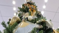 Cây thông Noel đặc biệt tại ga tàu Nhật Bản được trang trí bằng những vật dụng thất lạc do hành khách để quên