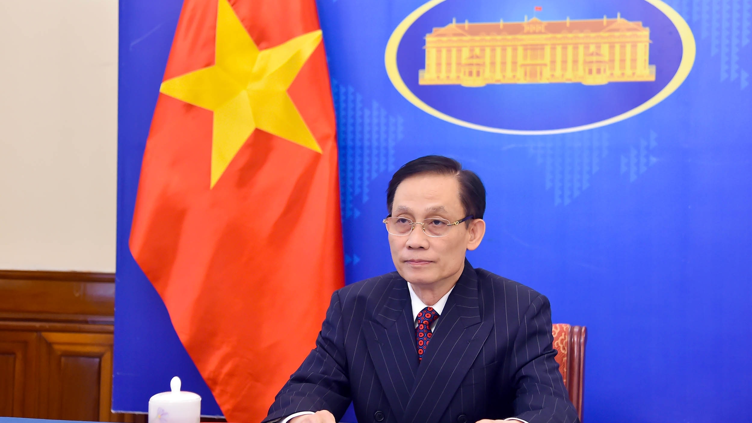 Bộ trưởng Ngoại giao Lê Hoài Trung điện đàm với Bộ trưởng Ngoại giao Lào