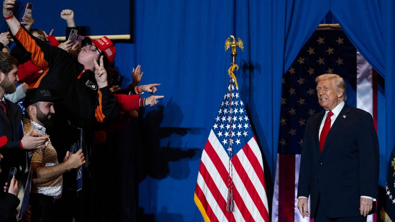 Ảnh ấn tượng: Tổng thống Mỹ đe doạ nước láng giềng, Triều Tiên đón trung đoàn trở về từ Nga, Tổng thống Ukraine gặp đồng minh châu Âu