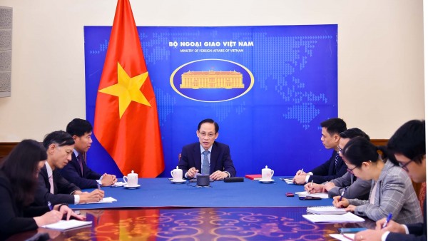 Foreign Minister Le Hoai Trung holds phone talks with Philippine counterpart Maria Theresa Lazaro