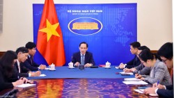 Bộ trưởng Ngoại giao Lê Hoài Trung điện đàm với Bộ trưởng Ngoại giao Philippines