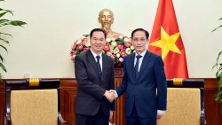 Bộ trưởng Ngoại giao Lê Hoài Trung tiếp Bộ trưởng Bộ Giáo dục và Thể thao Lào