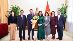 Thứ trưởng Ngoại giao Lê Thị Thu Hằng trao Quyết định tiếp nhận, điều động cán bộ