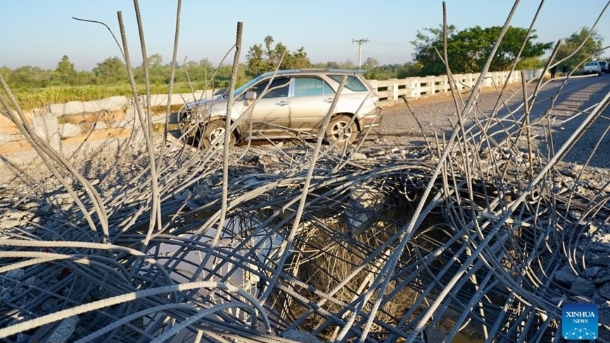 Một cây cầu sâu trong địa phận Campuchia bị phá hủy, Bộ trưởng Ngoại giao Thái Lan nói không chịu sức ép để ngừng bắn