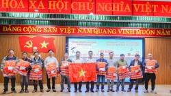 Hải đoàn 129 hải quân tuyên truyền chống khai thác IUU và tặng cờ, áo phao, quà cho ngư dân