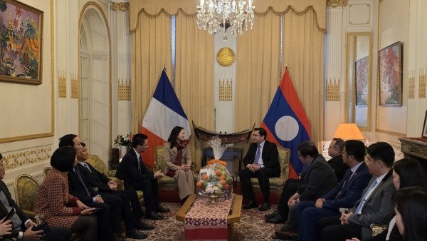 Đại sứ quán Việt Nam tại Pháp chúc mừng Đại hội XII của Lào