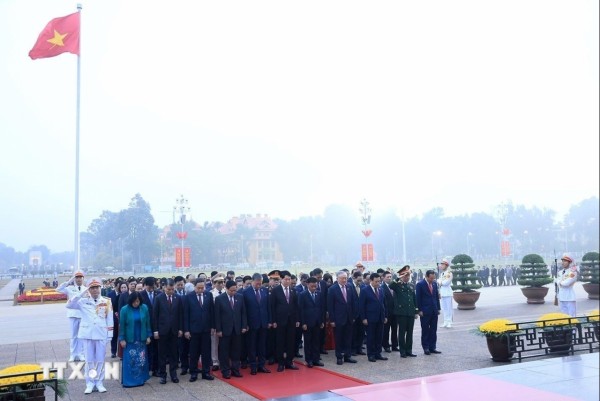 Các đại biểu dự Đại hội XIV của Đảng viếng Chủ tịch Hồ Chí Minh