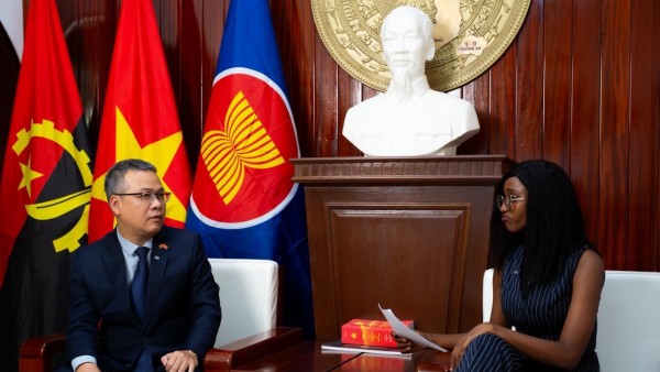 Đại sứ Dương Chính Chức trả lời truyền thông địa phương Angola về Đại hội XIV của Đảng
