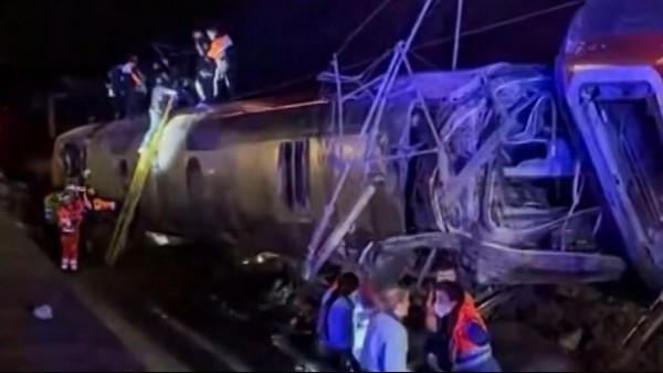 Va chạm tàu cao tốc ở Tây Ban Nha: Khoảng 300 người có mặt trên tàu, số người tử vong tăng mạnh