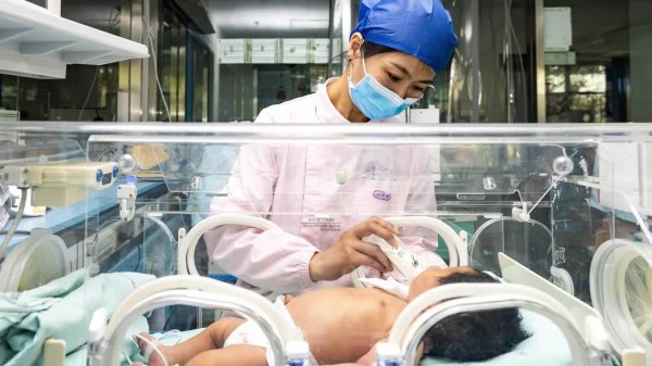 Tỷ lệ sinh giảm xuống mức thấp nhất trong lịch sử, Trung Quốc vẫn chưa hết 'đau đầu' với bài toán dân số