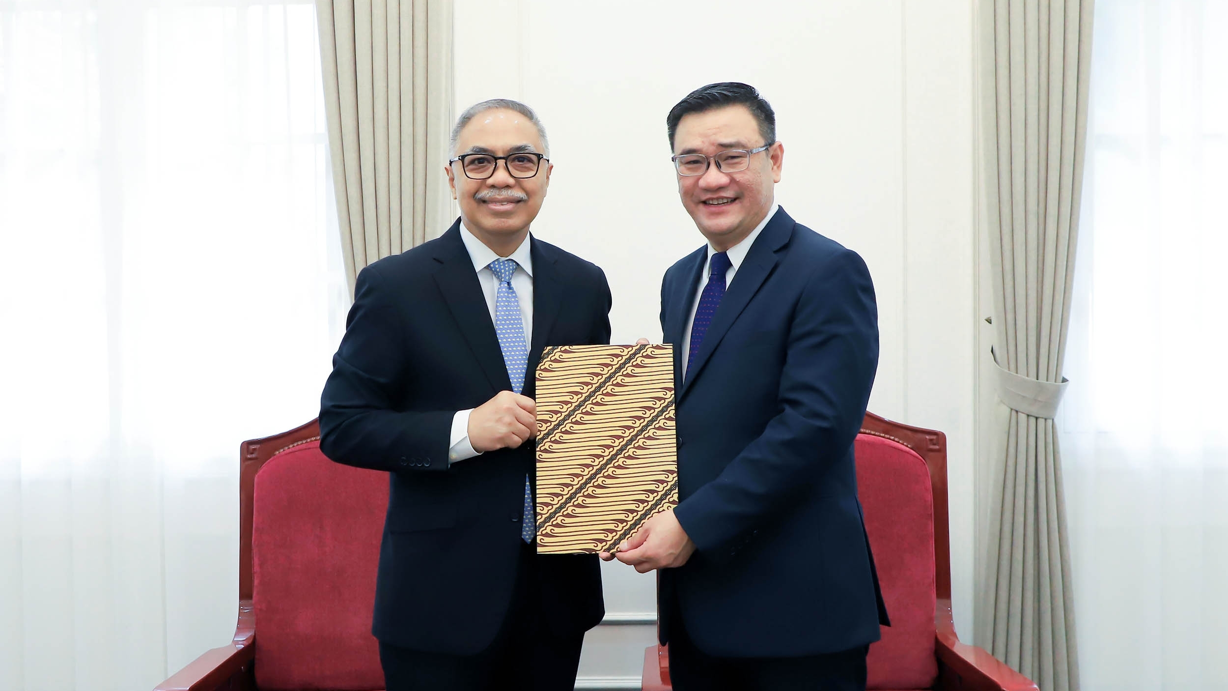 Tiếp nhận bản sao Thư ủy nhiệm bổ nhiệm Đại sứ Philippines và Indonesia tại Việt Nam