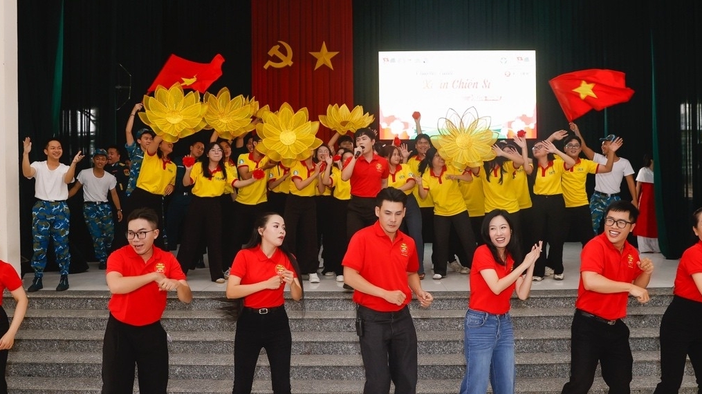 Đội Tình nguyện viên Nghệ sĩ TP. Hồ Chí Minh lan tỏa mùa Xuân yêu thương trong ngày cao điểm chiến dịch Xuân Tình nguyện 2026