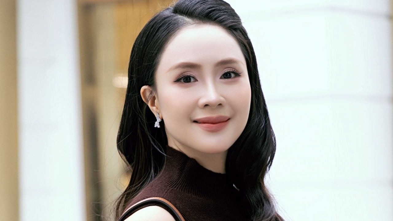 Sao Việt: Hồng Diễm sang chảnh xuống phố, Quỳnh Kool lên đồ gợi cảm