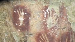 Tác phẩm nghệ thuật in dấu tay cổ nhất thế giới trong hang động tại Indonesia