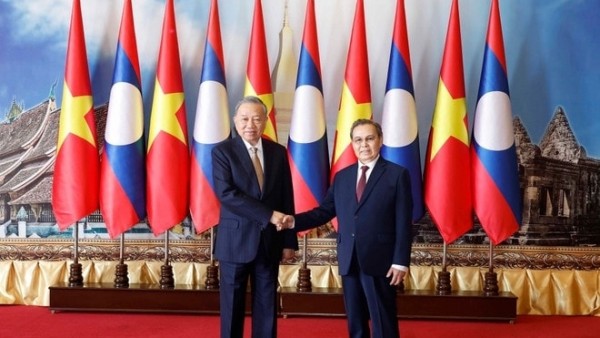 General Secretary To Lam meets with Lao National Assembly President Saysomphone Phomvihane