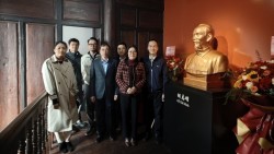 Chi bộ Tổng lãnh sự quán Việt Nam tại Côn Minh dâng hoa tại Khu di tích Chủ tịch Hồ Chí Minh