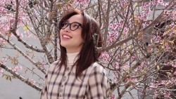 Ca sĩ Tóc Tiên được khen 'lão hoá ngược' trong các trang phục váy áo trẻ trung