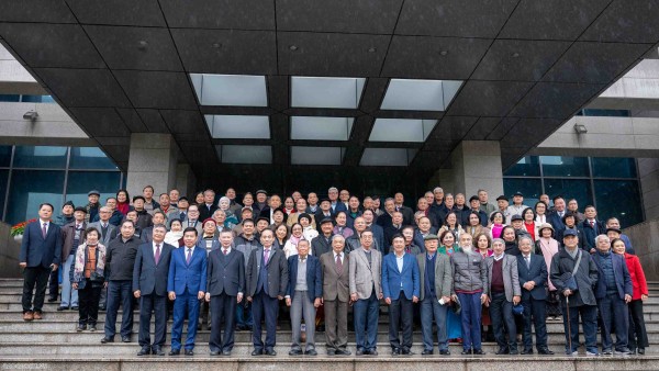 Foreign Minister Le Hoai Trung hosts Spring celebration for retired officials