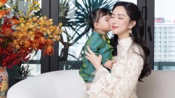 Hoa hậu Đặng Thu Thảo đăng khoảnh khắc gia đình trong dịp Tết Bính Ngọ
