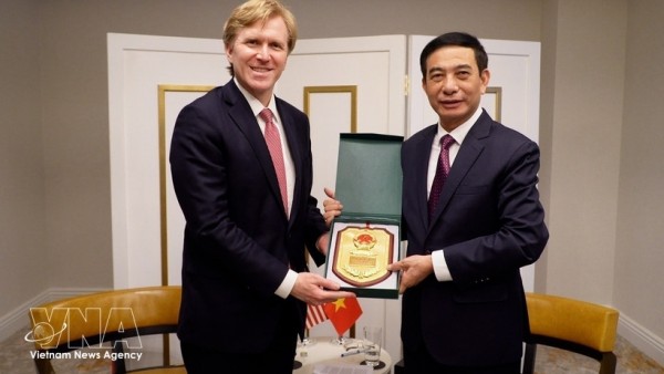 Vietnamese Minister of National Defence Phan Van Giang receives US Under Secretary of War