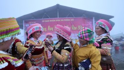 Lào Cai: Hình ảnh hội Xuân của người Mông ẩn hiện giữa tầng mây