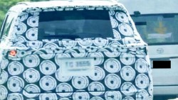 Toyota Fortuner thế hệ mới lần đầu lộ diện trên đường phố