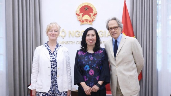 Deputy Foreign Minister Le Thi Thu Hang welcomes the Duke of Richmond and Duchess