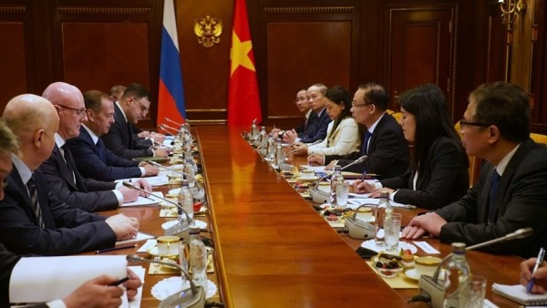 Special Envoy of General Secretary To Lam meets with leaders of Russian parties in Moscow